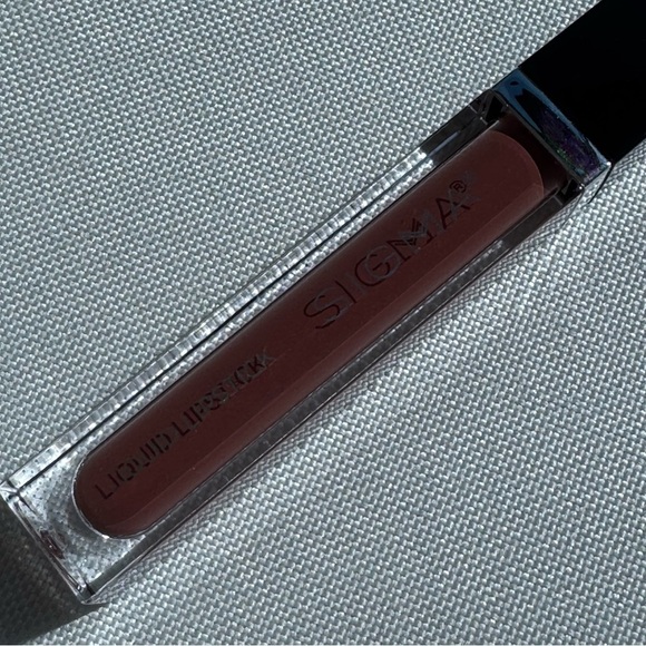 NWT Sigma Beauty Liquid Lipstick - Dapper - Picture 2 of 3